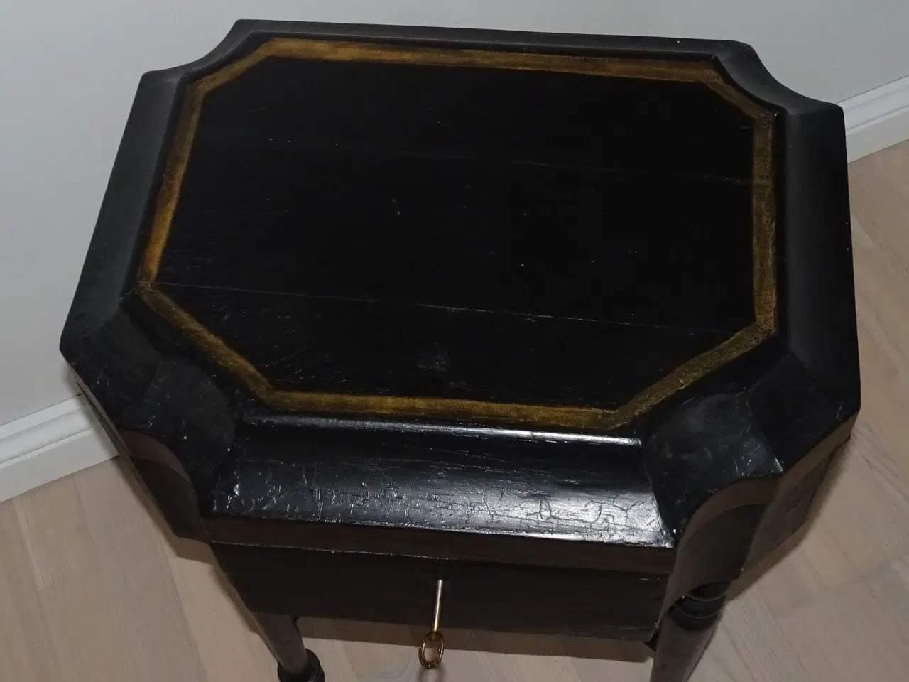 Billede 5 - Lille antik sort "bord" med rum