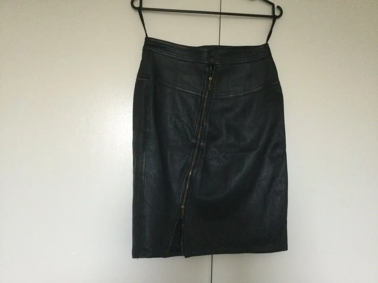Billede 3 - Skindsæt jakke og nederdel