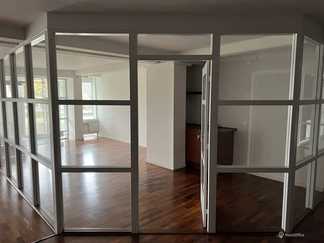 Billede 6 - Stort kontor med Glasfacade