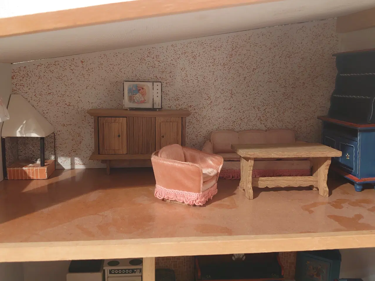 Billede 2 - Ældre velholdt dukkehus med 28 træmøbler