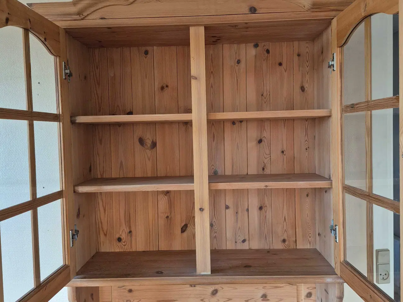 Billede 3 - Vitrineskab i fyrtræ 