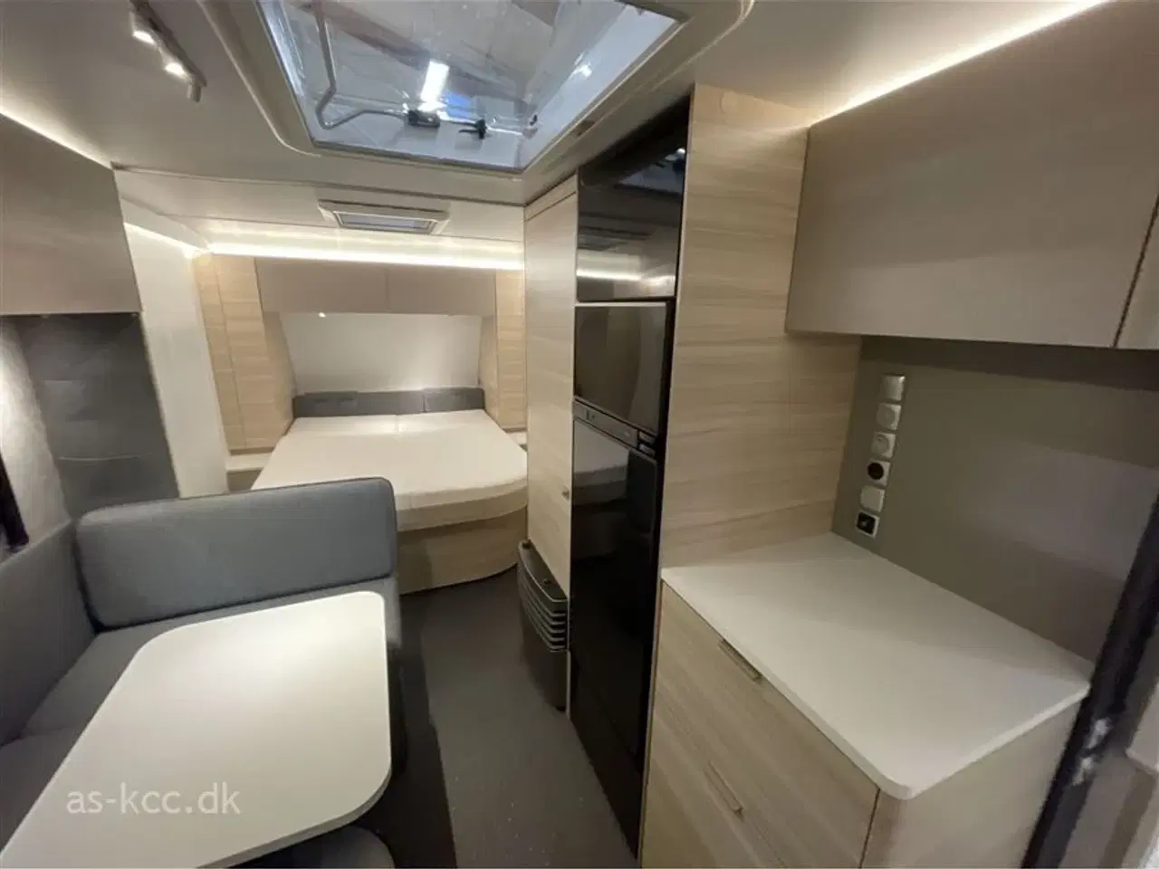 Billede 3 - 2026 - Adria Altea 542 PH   Adria Altea 542 PH Årg. 2026 4 sovepladser, 4 siddepladser. kan vejes ned til 1350 KG Lader+batteriboks+udvendig stik kr. 1.649,- lagt i prisen