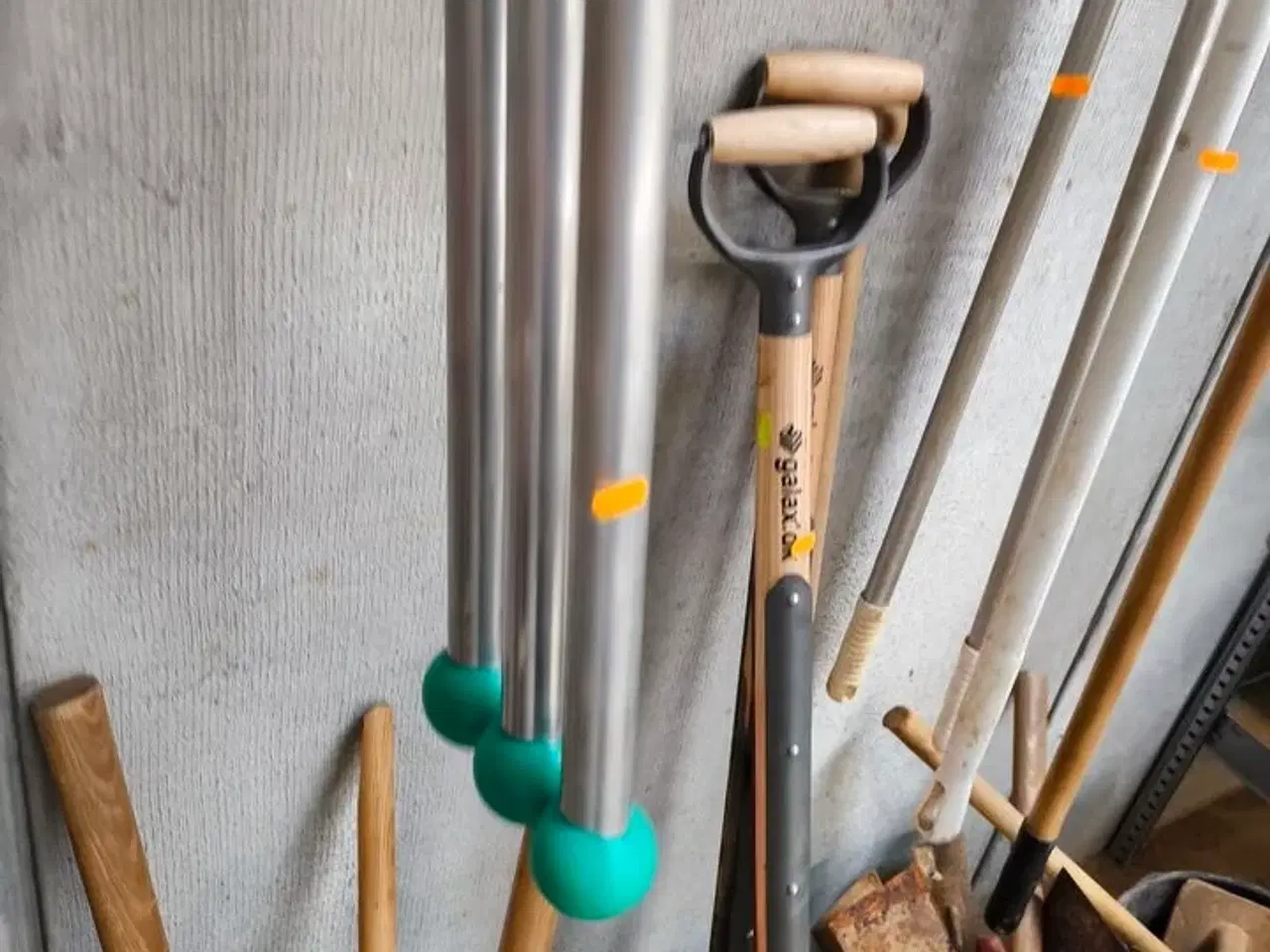 Billede 1 - Håndstampere, spader, koste m.v.