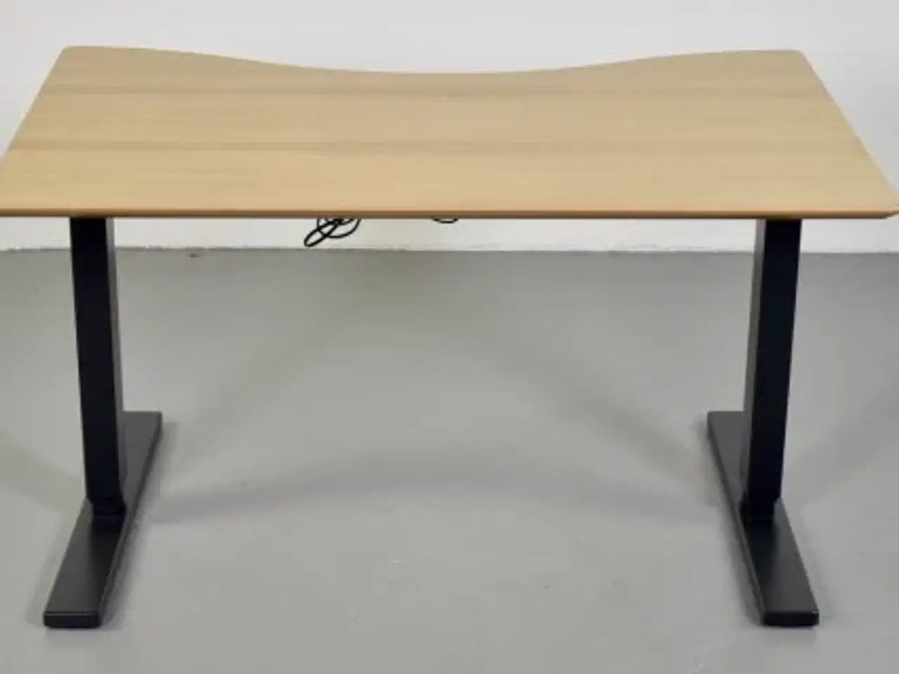 Billede 3 - Scan office hæve-/sænkebord med ege-laminat og mavebue, 120 cm.