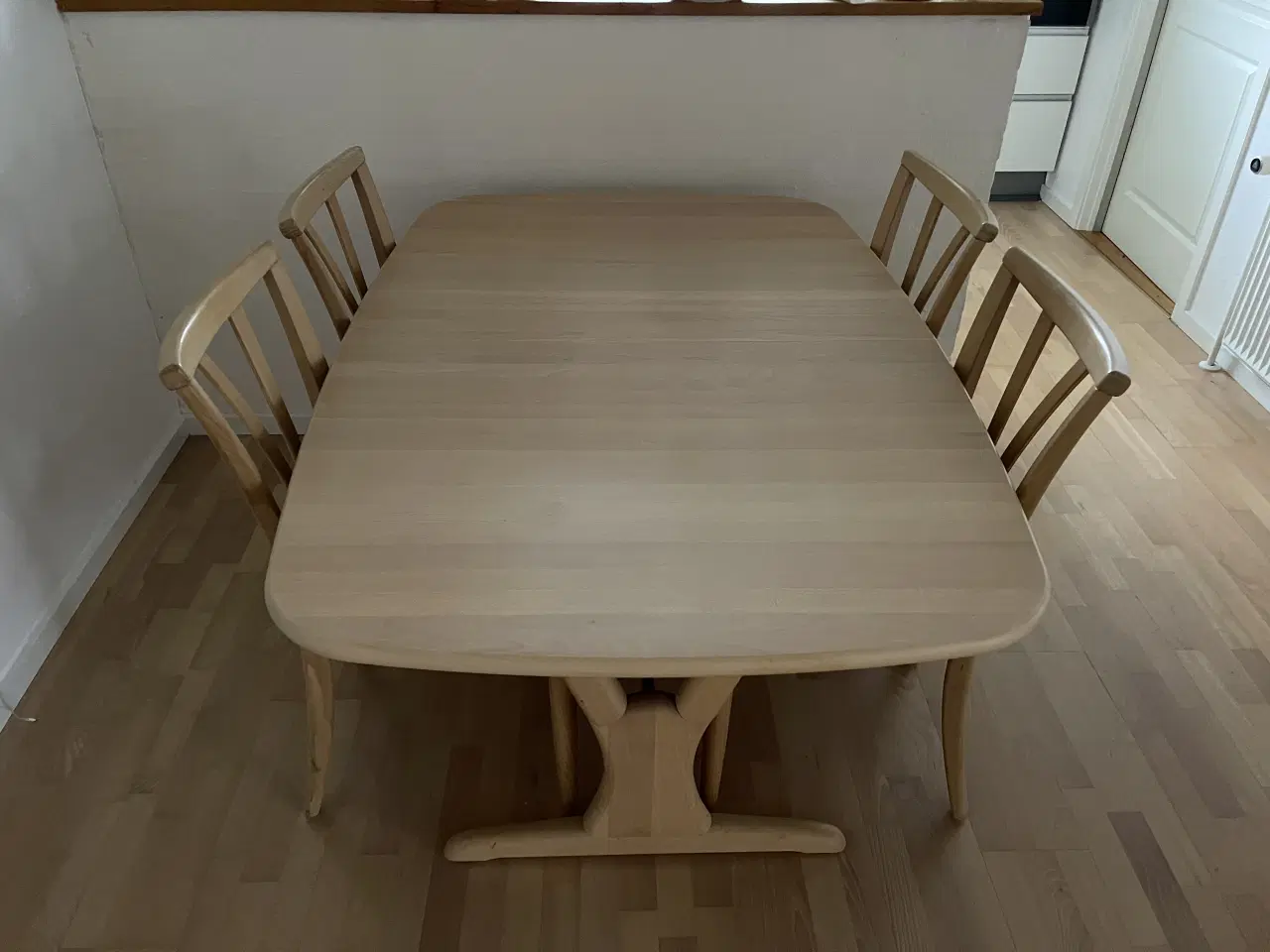 Billede 1 - Spisebord i bøg