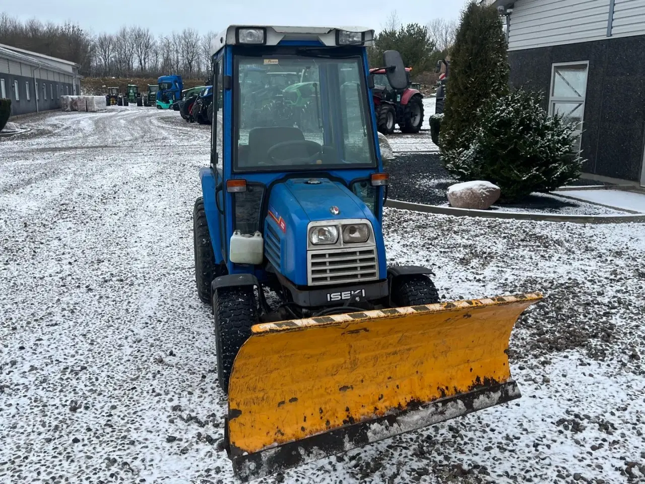 Billede 15 - Iseki 330 Med frontlift, sneplov og lukket kabine