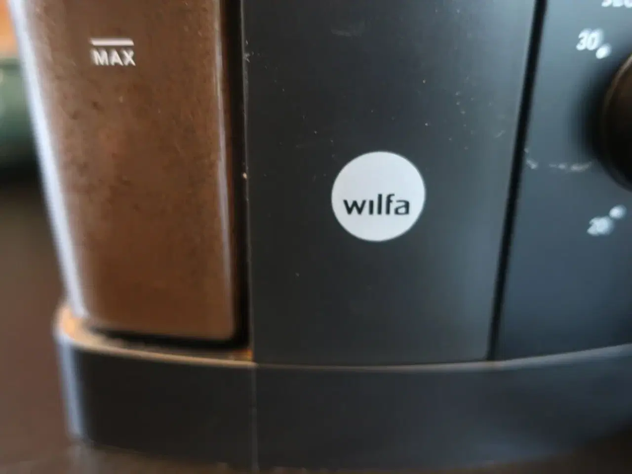 Billede 10 - Kaffekværn WILFA samt div. kander, kedler m.v. på bord