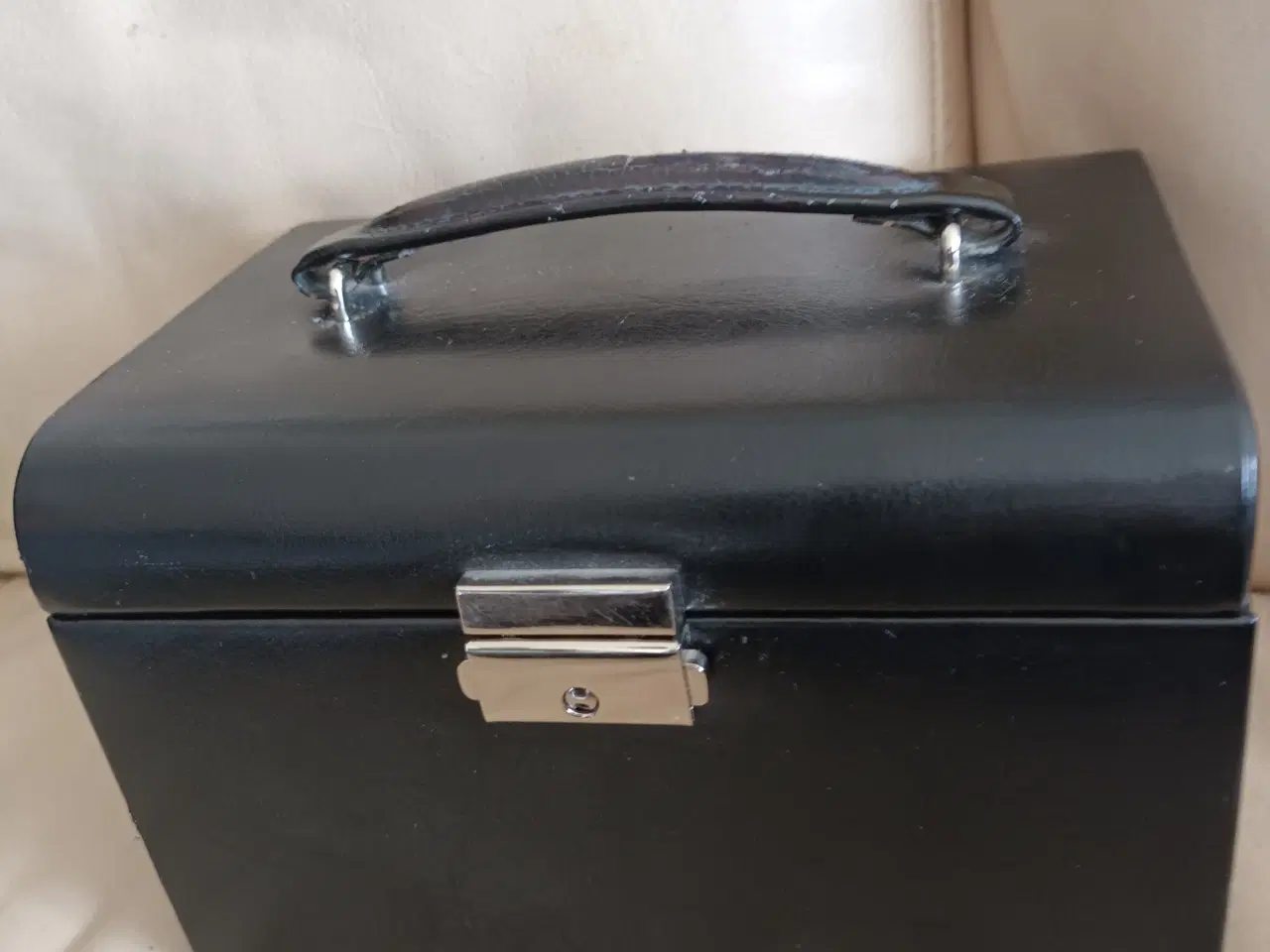 Billede 2 - FLOT SORT SMYKKESKRIN