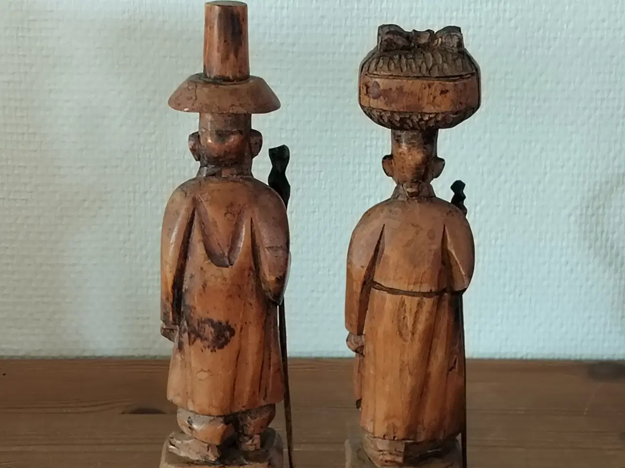 Billede 3 - To udskårne træfigurer, der forestiller traditione