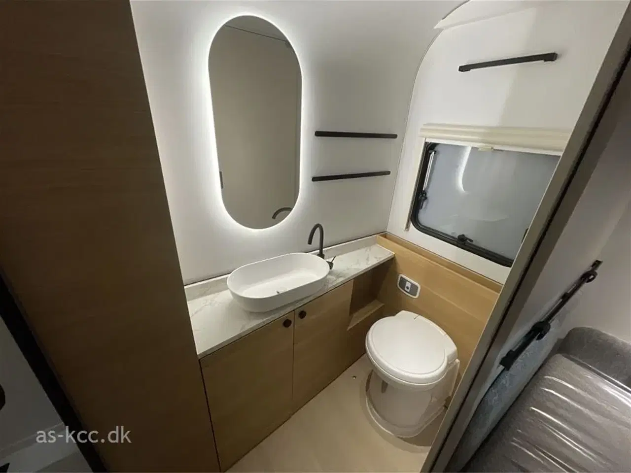 Billede 9 - 2026 - Adria Adora 663 UT Alde   Adria Adora 663 UT årg. 2026 4 sovepladser, 5 siddepladser, (Alde centralvarme ATC, Sengebetræk, Gaskasse opbevaring kr. 31.574,- lagt i prisen)