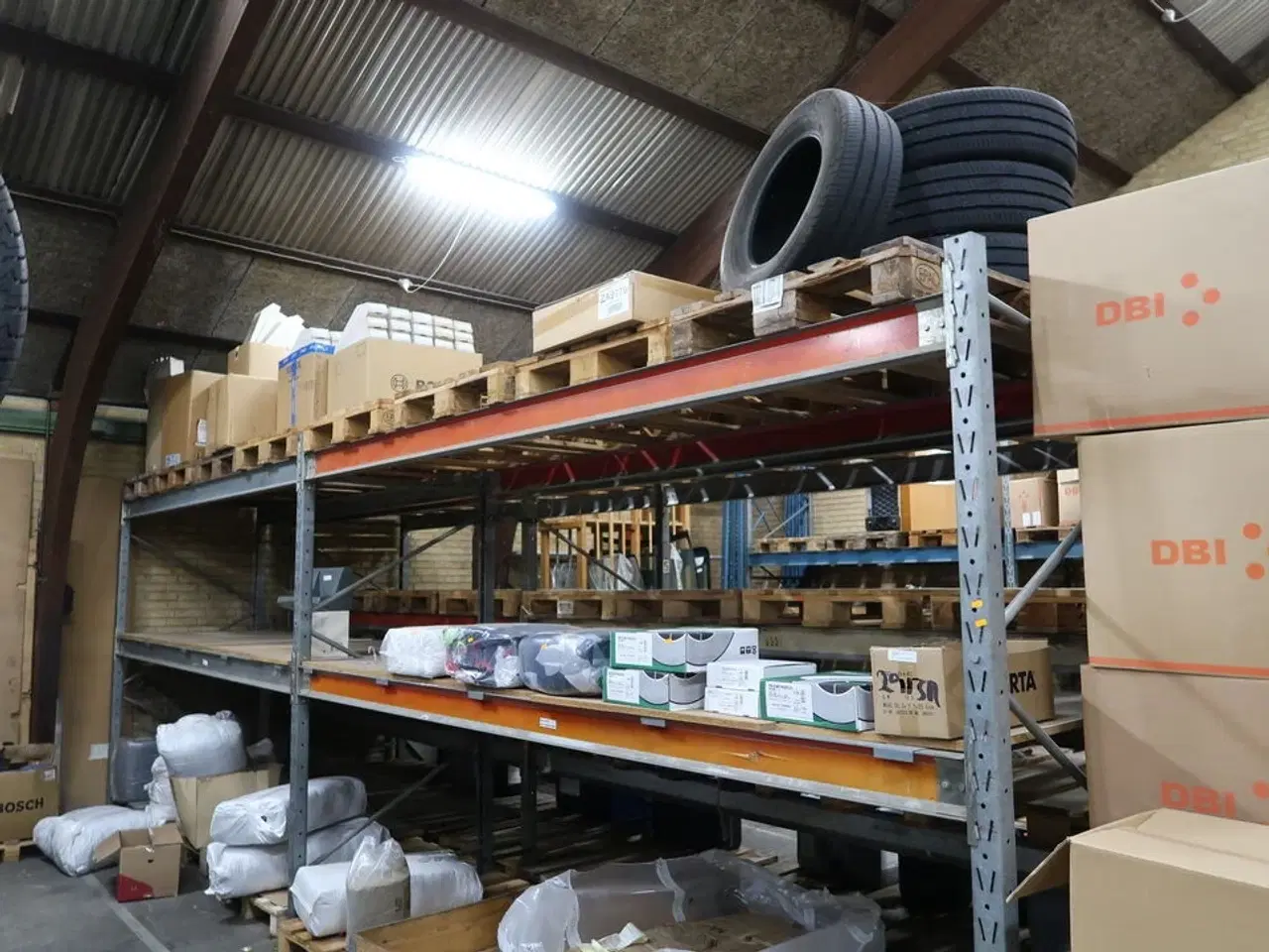 Billede 5 - 2 fag lagerreoler med indhold