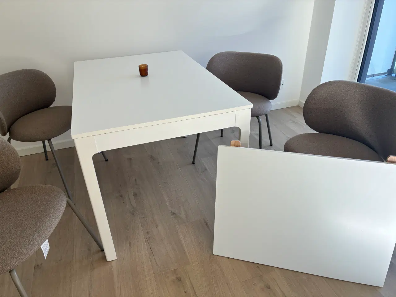 Billede 6 - Spisebord til 4 med 4 stole og ekstra plader