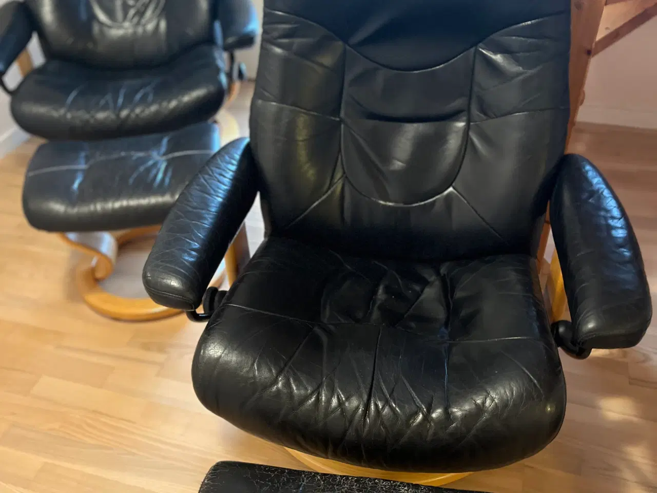 Billede 3 - 2 stk. Stressless stole med fodskamler