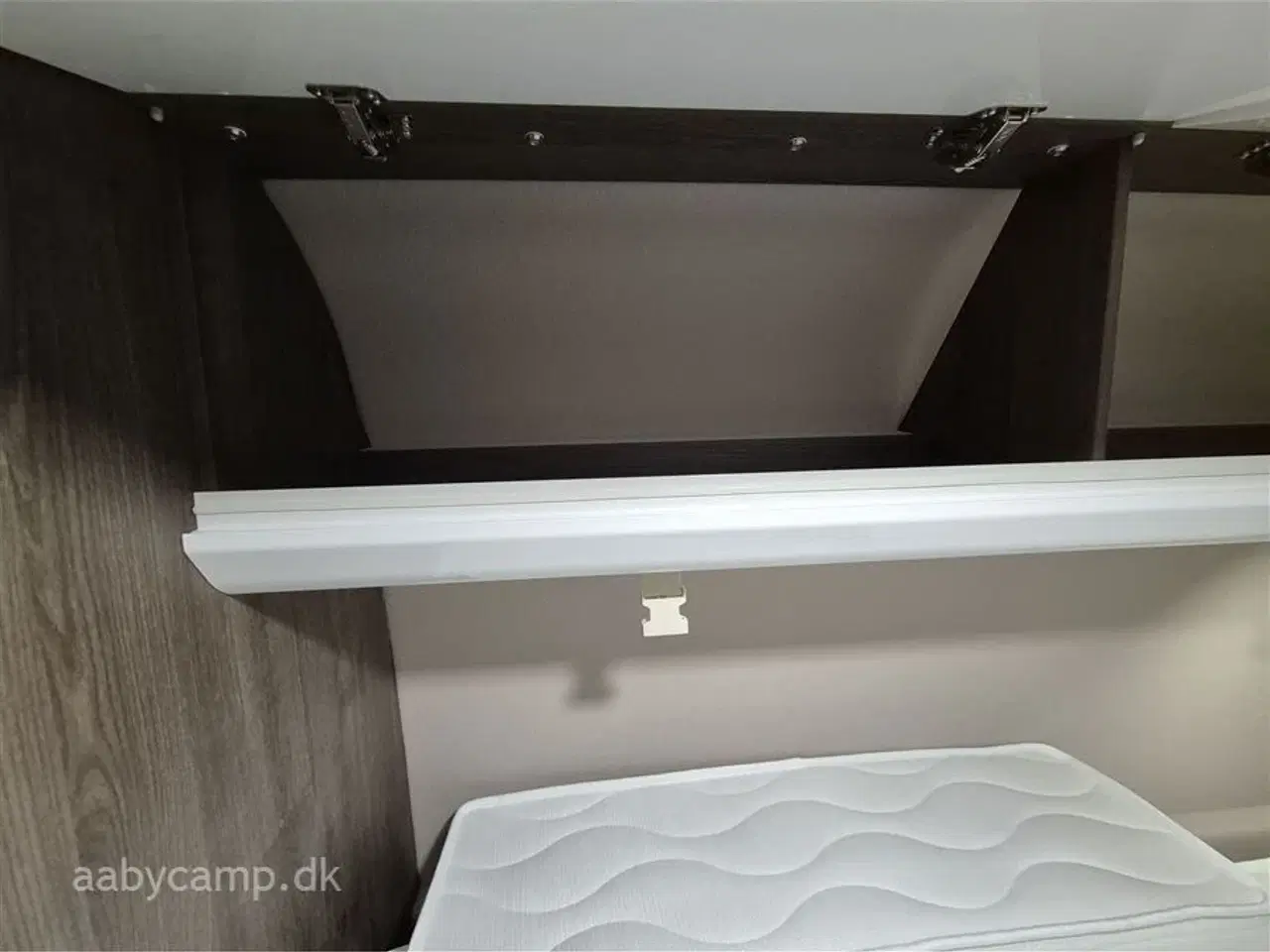 Billede 23 - 2026 - Benimar Benivan 160 PLUS   NK Pakke. Automatgear. 140Hk. 200W solcelle. Kompressor køleskab. Webasto Dieselvarme. Elektrisk indgangstrin. Metallak