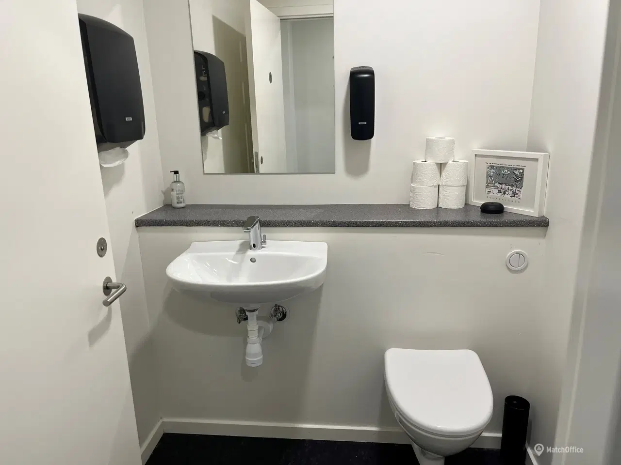 Billede 16 - Stor lager m. vareelevator og istandsat kontor med klimaanlæg