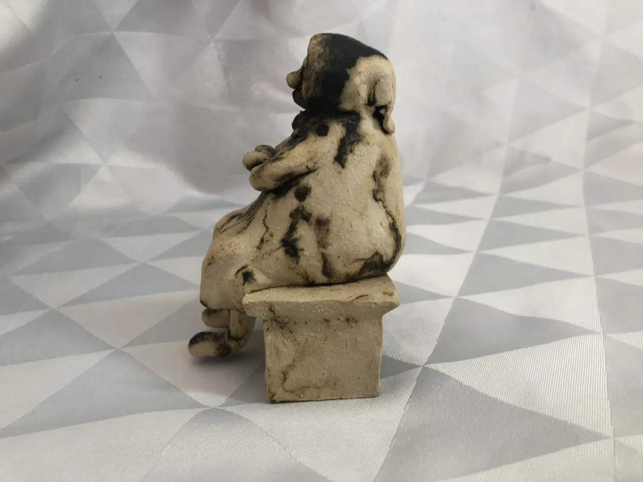Billede 5 - Keramik figur dame på bænk, Kirsten Hørsman