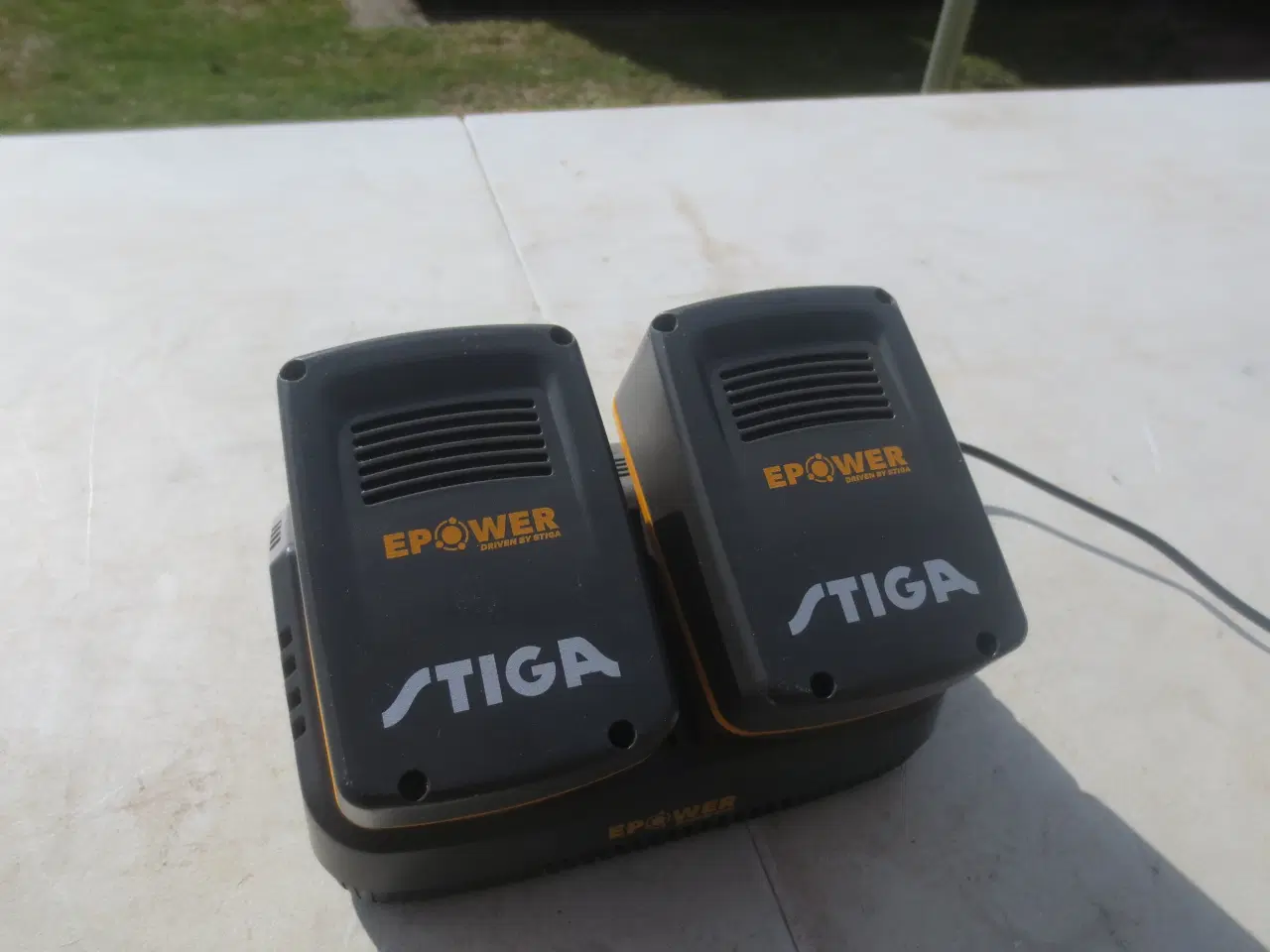 Billede 1 - 2 stk Stiga Lihtium Batterier og en lader C215D