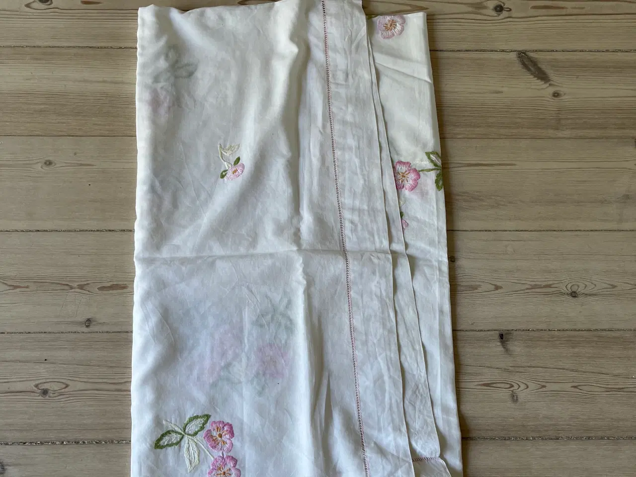 Billede 7 - Dug med broderi