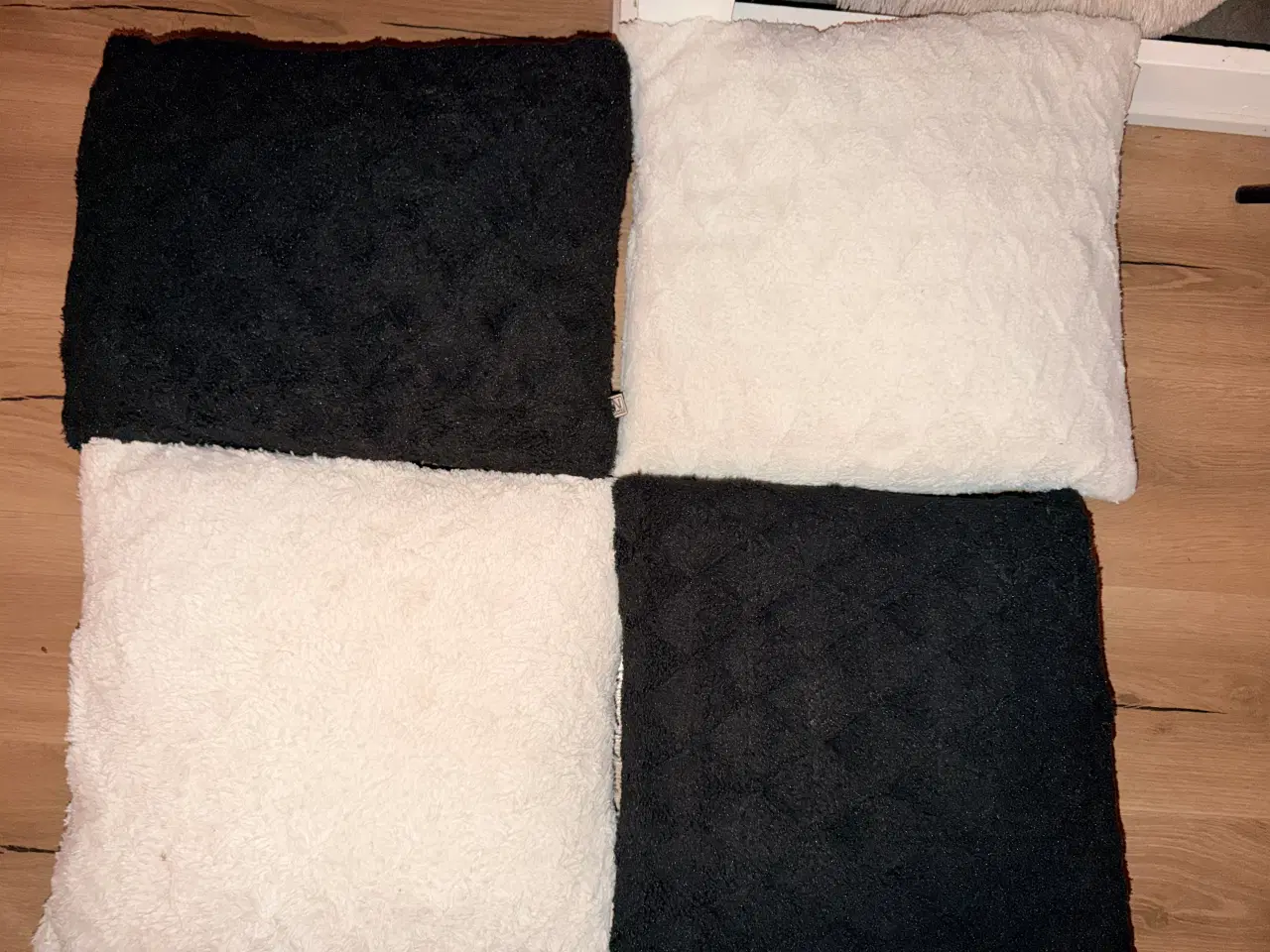 Billede 2 - 4 pyntepuder i sort/hvid 