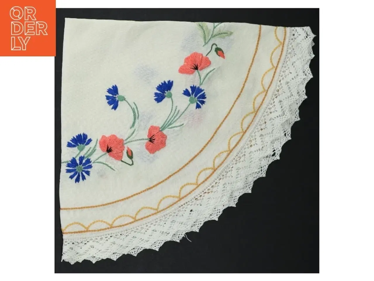 Billede 1 - Broderet borddug med blomster (str. Ø. 48 cm)