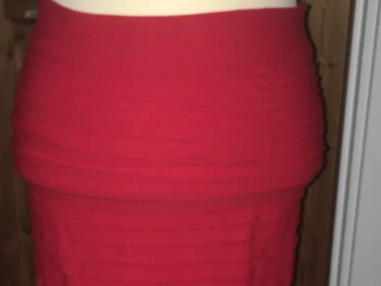 Billede 4 - Rød stram nederdel