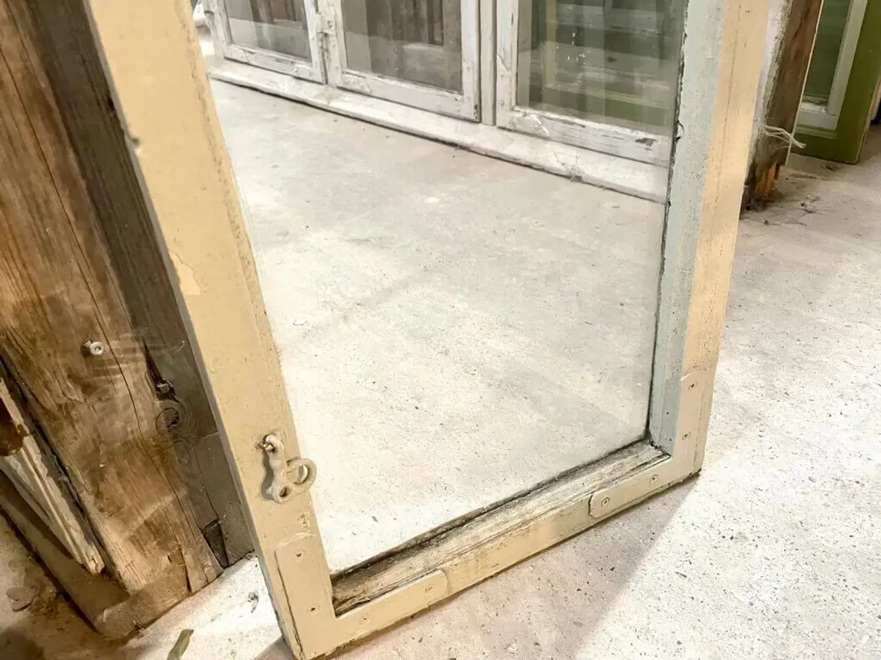 Billede 4 - Smal og høj vinduesramme med én rude