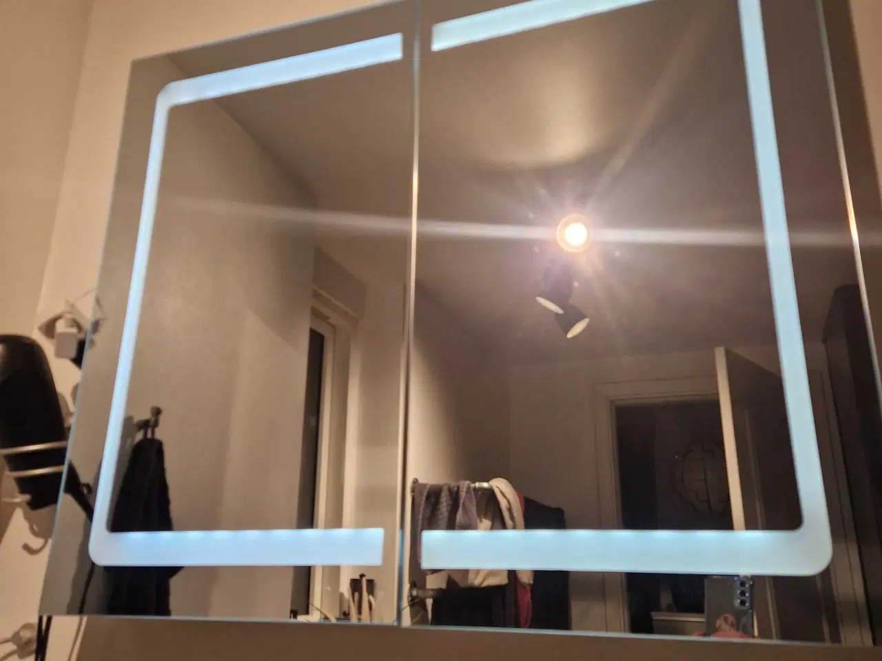 Billede 1 - 80x68 2 stk spejl skab m LED lys