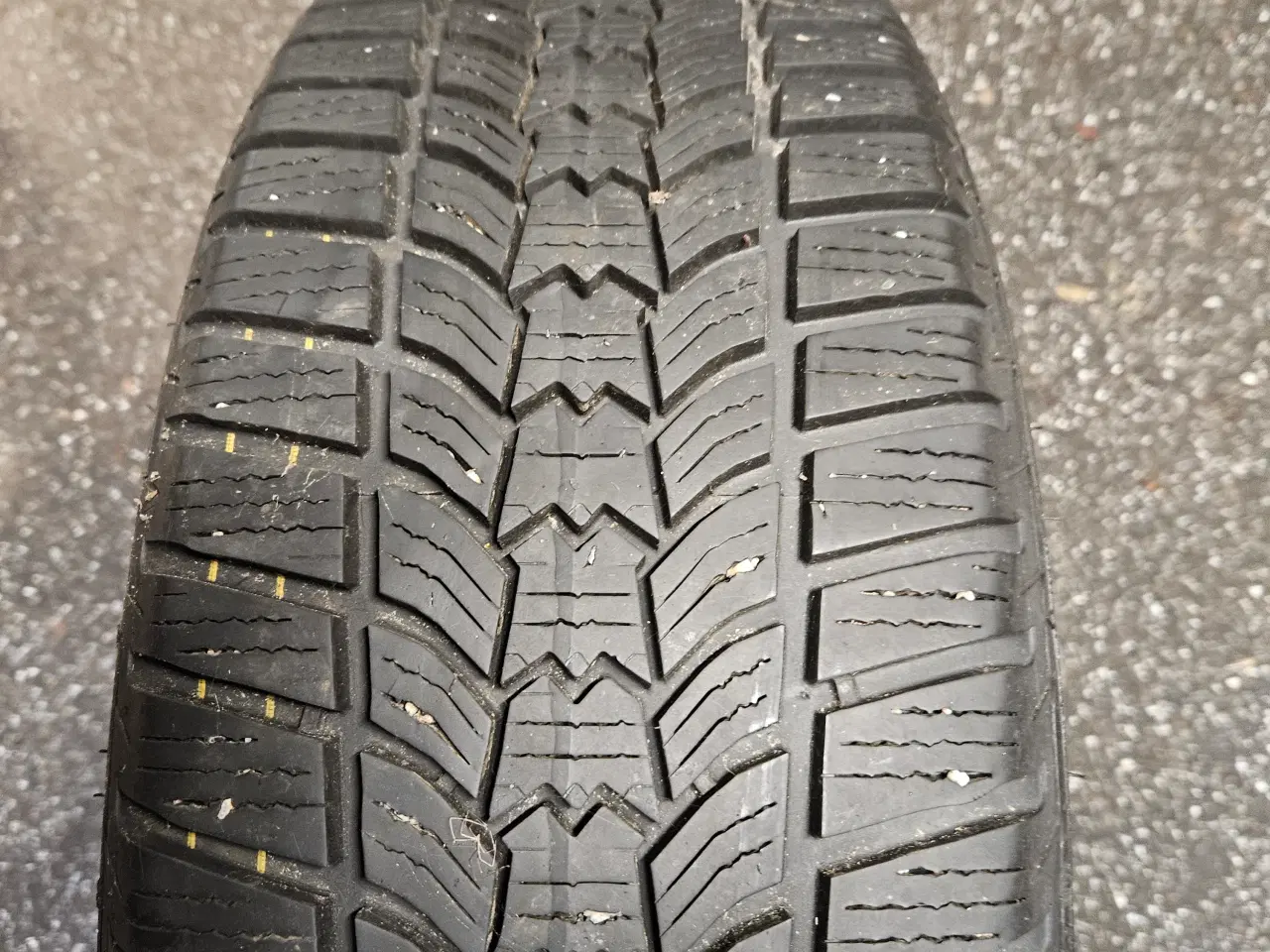 Billede 1 - 4 stk. dæk som er næsten hel nye.