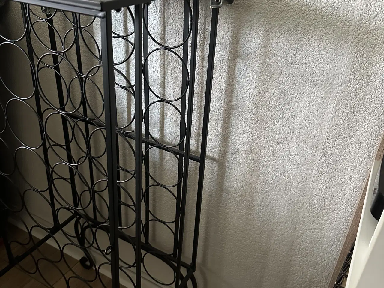 Billede 5 - Sort vinreol sælges