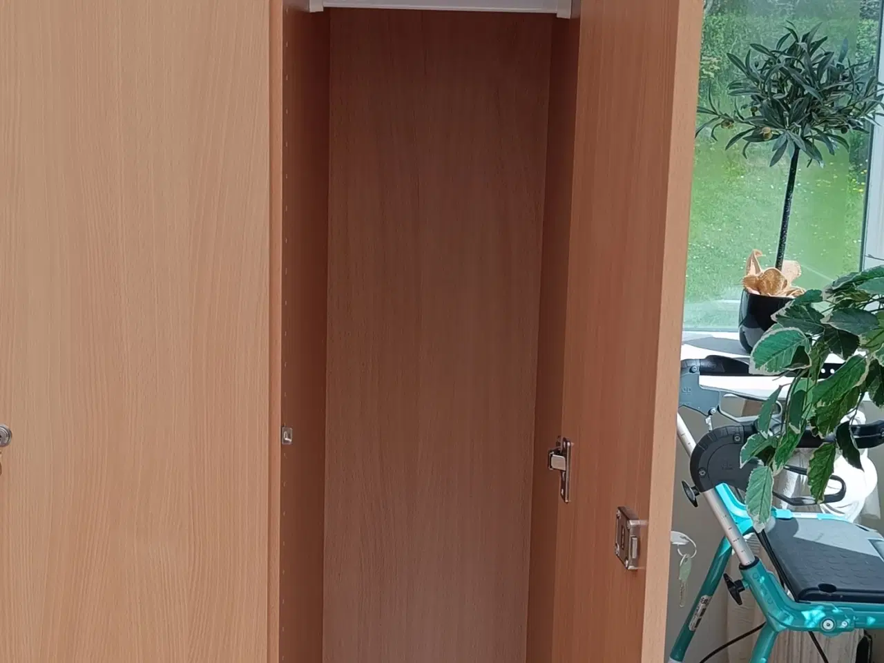 Billede 2 - Garderobe skab med 2 smalle rum 