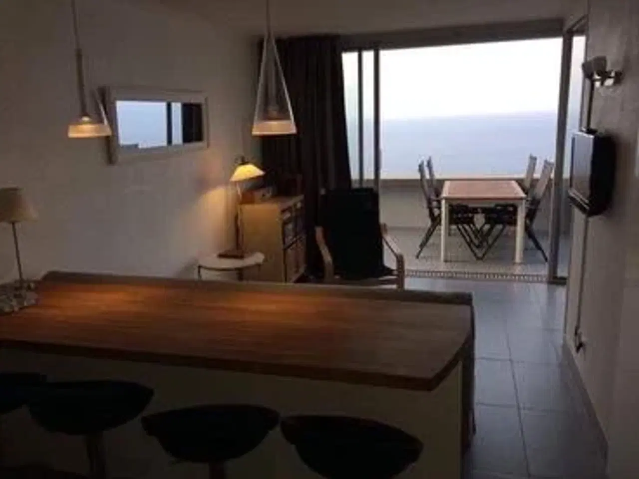 Billede 4 - Super ferielejlighed for 4 personer beliggende i Cap d Ail mellem Nice og Monaco. Stor balkon med markise. Højt og ugenert beliggende i komplekset med 180 gr panoramaudsigt over Middelhavet. Soveværelse med skydedør til stuen, der har sovesofa til 2.