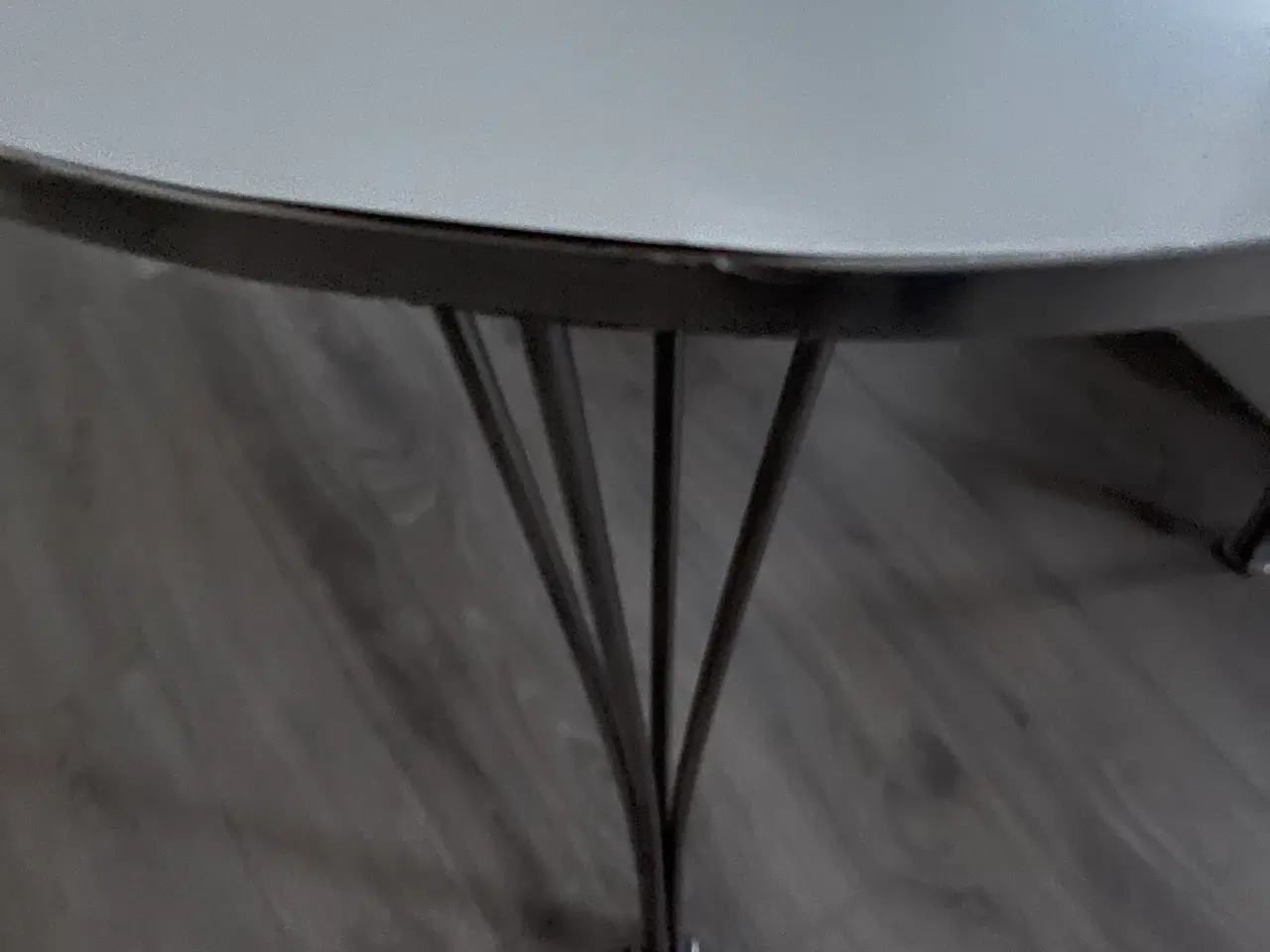 Billede 3 - Piet Hein Bord  med  defekt på hjørne
