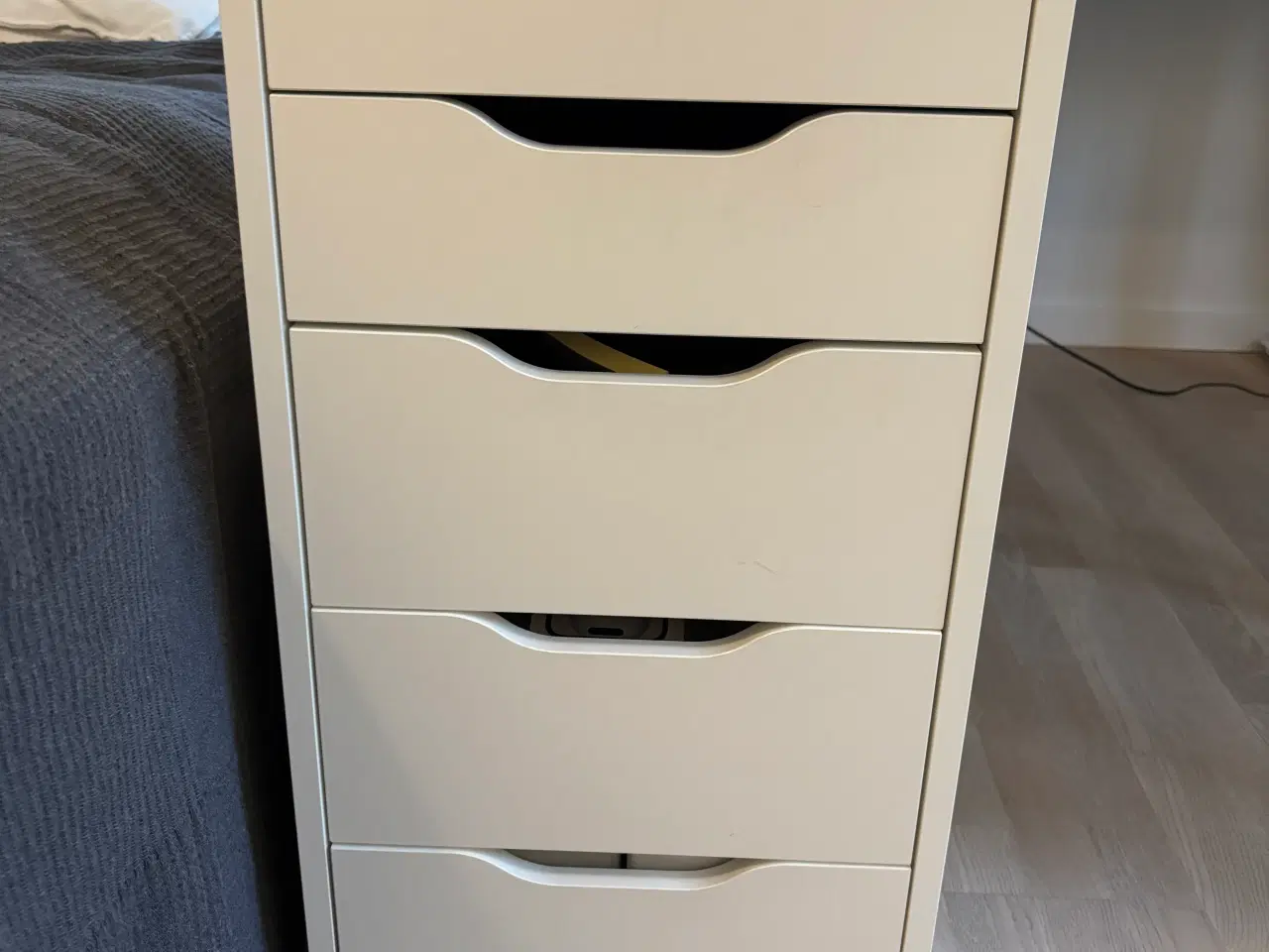 Billede 7 - Hvidt skrivebord med skuffeelement fra IKEA