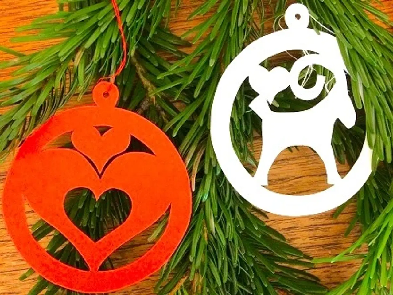 Billede 6 - JULEKLIP. Håndskåret i rød og hvid karton. Nisser,