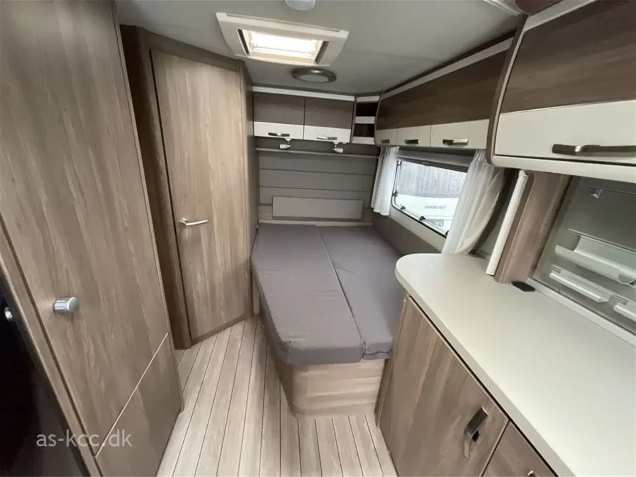 Billede 12 - 2019 - Knaus Südwind Scandinavian Selection 580 UF   Alde Centralvarme, vandbåren gulvvarme,  4 sovepladser, 5 siddepladser, mover, Cykelstativ.