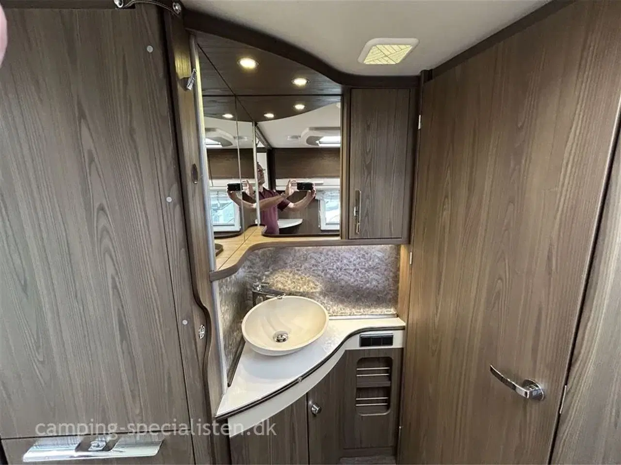 Billede 10 - 2019 - Hymer Nova S 545   Hymer Nova S 545 med Alde model 2019 kan nu ses hos Camping-Specialisten