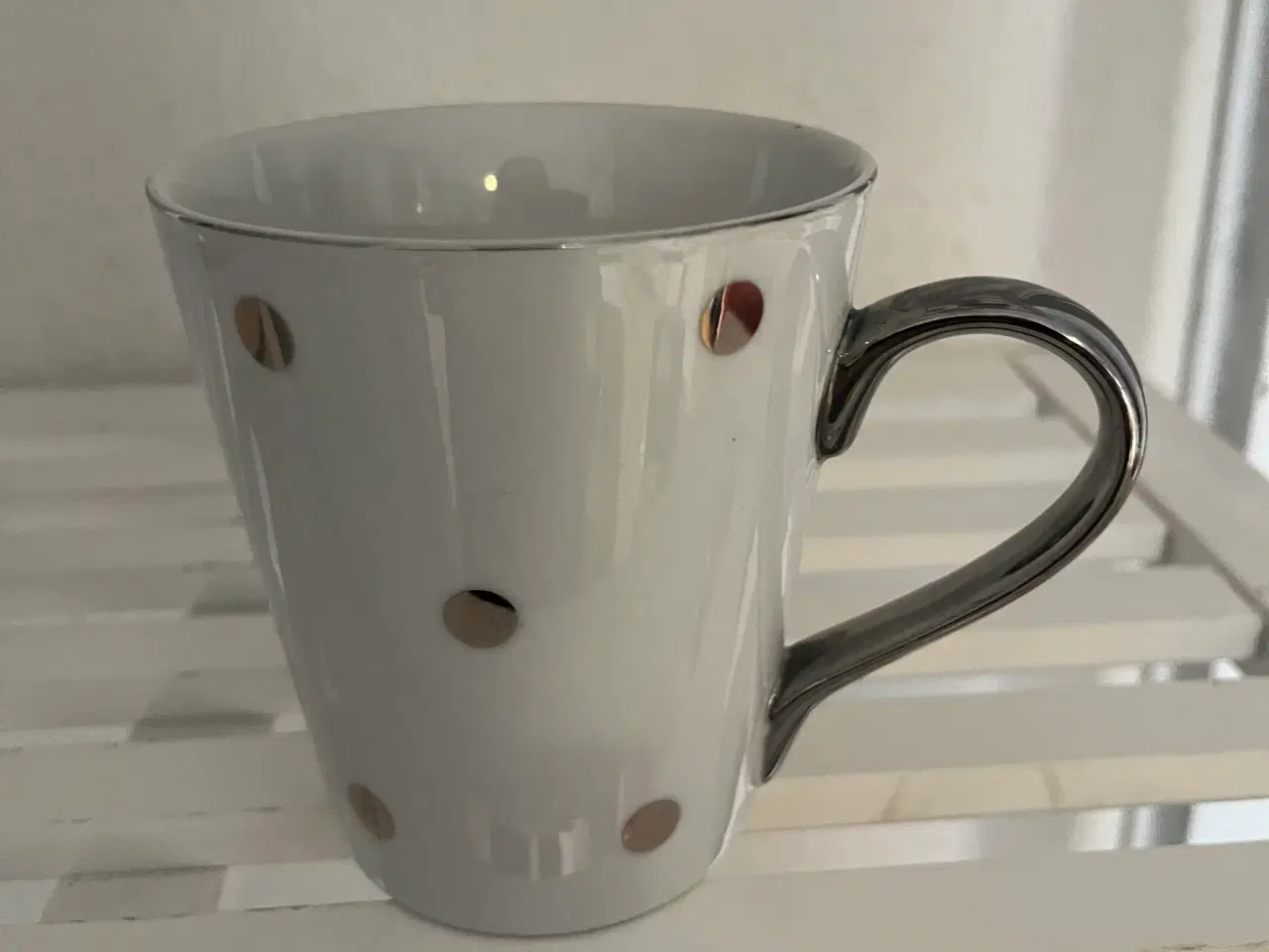 Billede 1 - Hip Grey Dots-kop med skinnende prikker og hank