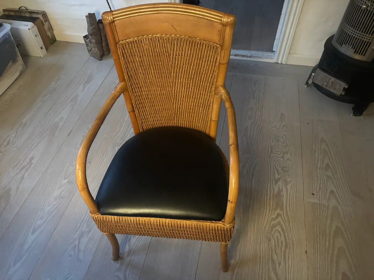 Billede 5 - Spisebord i træ og stole i flet m/læder