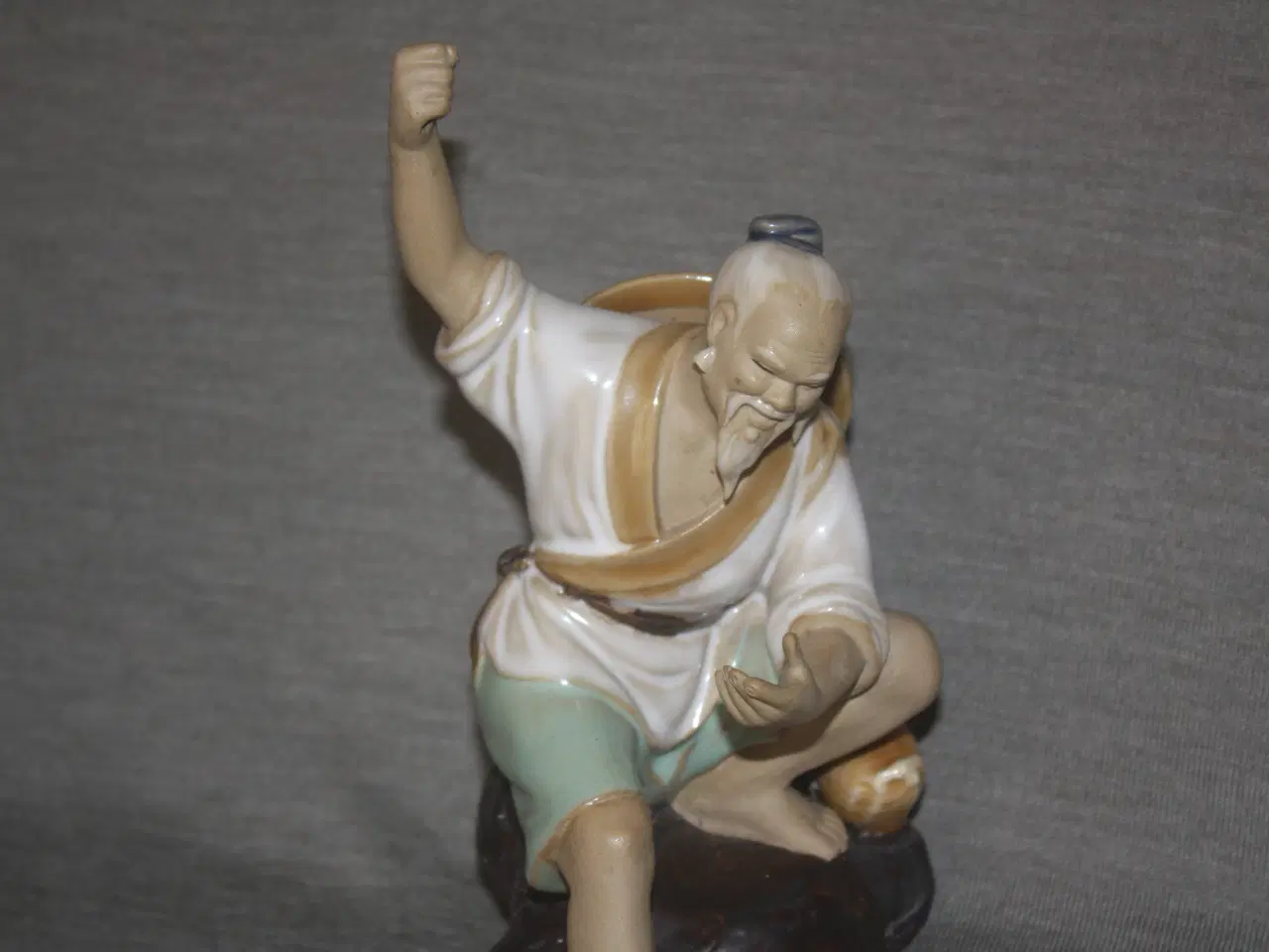 Billede 2 - Keramisk Figur af kinesisk fisker højde 20,5 cm.