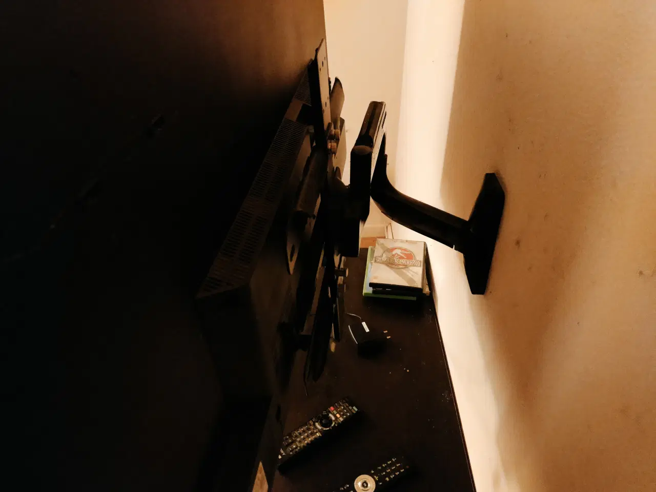 Billede 1 - 43 " Tv til salg med væg beslag 