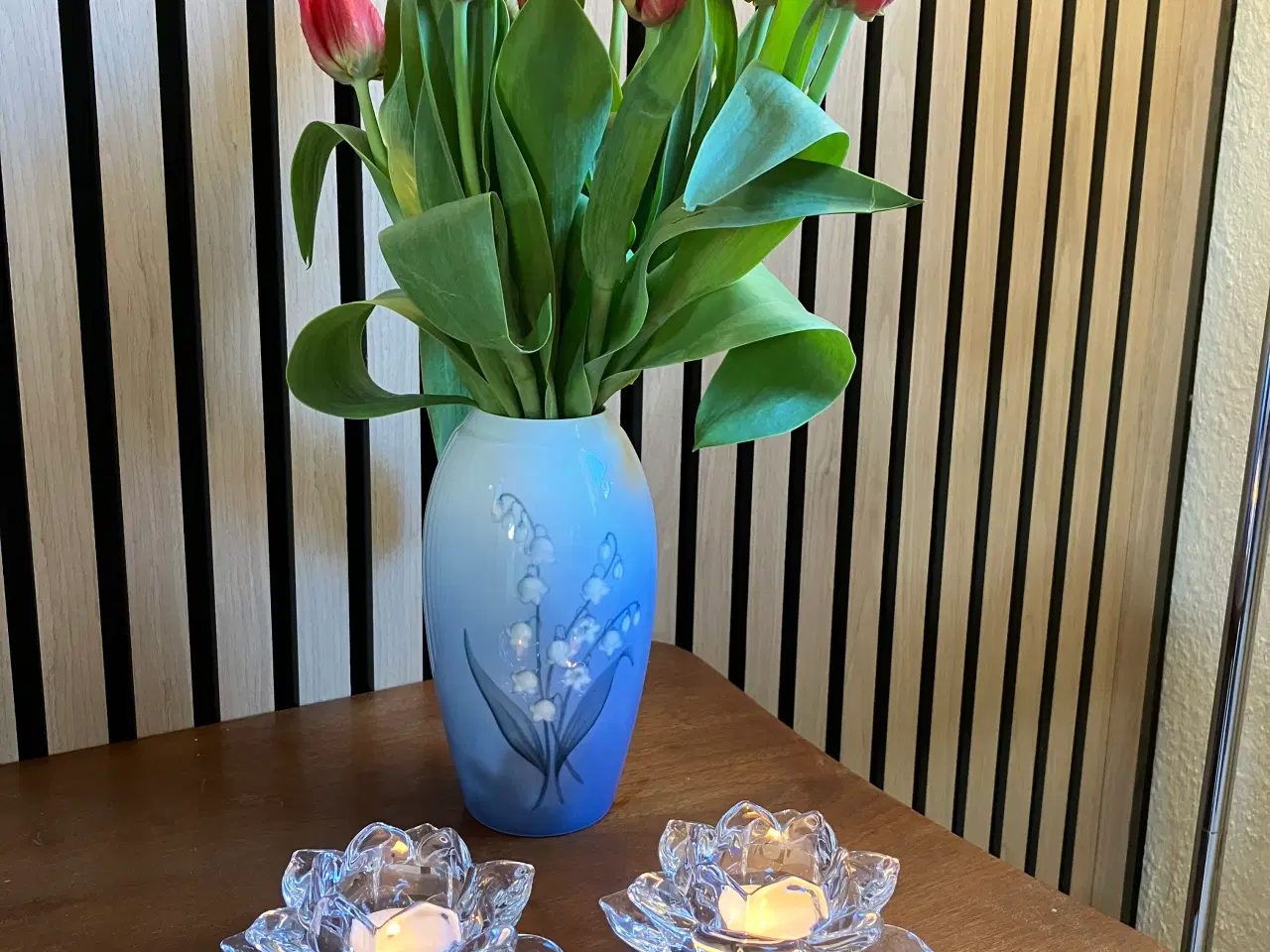 Billede 1 - Fin Bing & Grøndahl porcelænsvase med liljekonval
