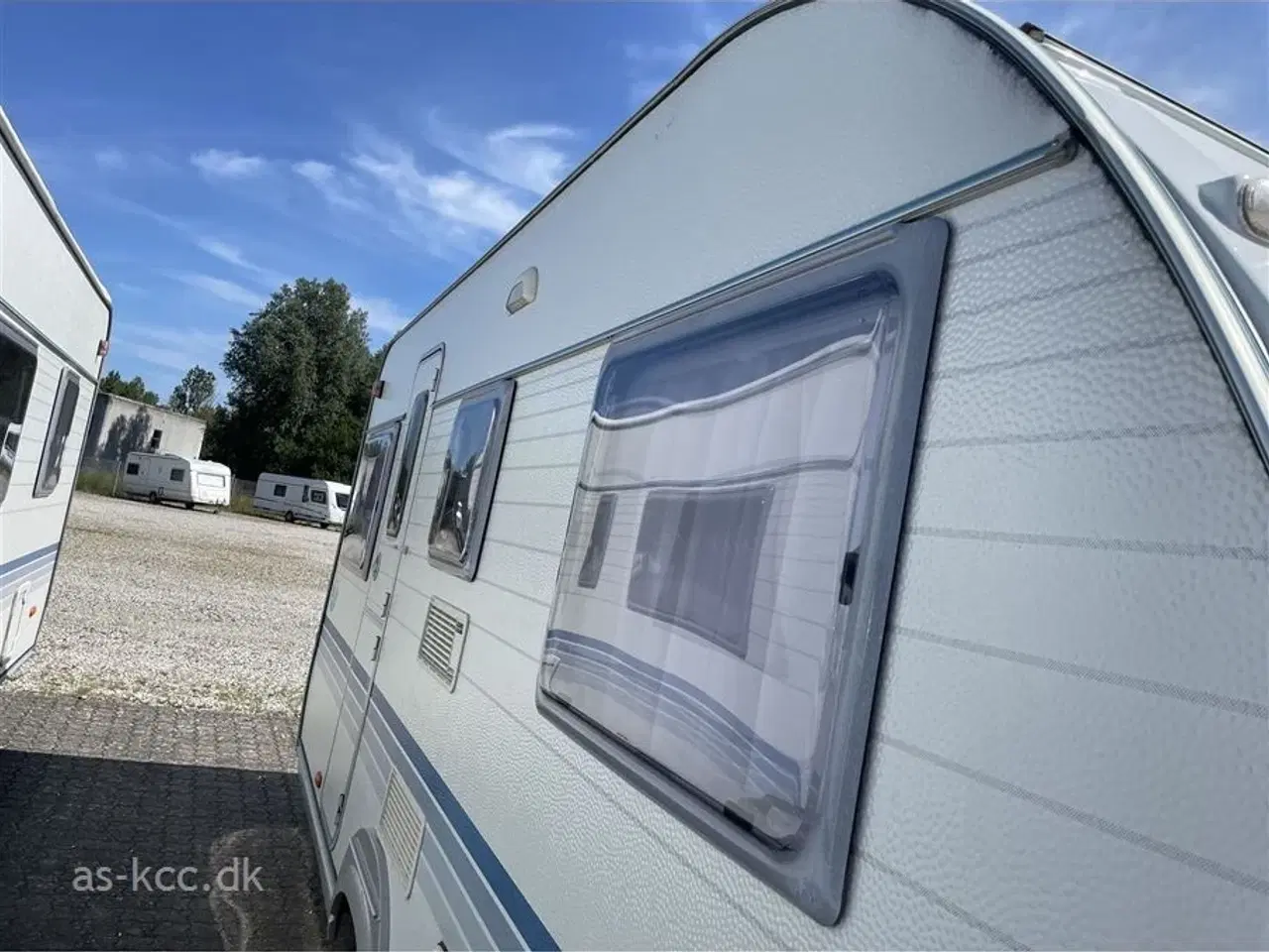 Billede 3 - 2006 - Adria Adora 472 LU   Adria Adora 472 LU årgang. 2006 Incl næsten nyt Isabella 3 m Commodore Dawn, mover, tæpper i vognen