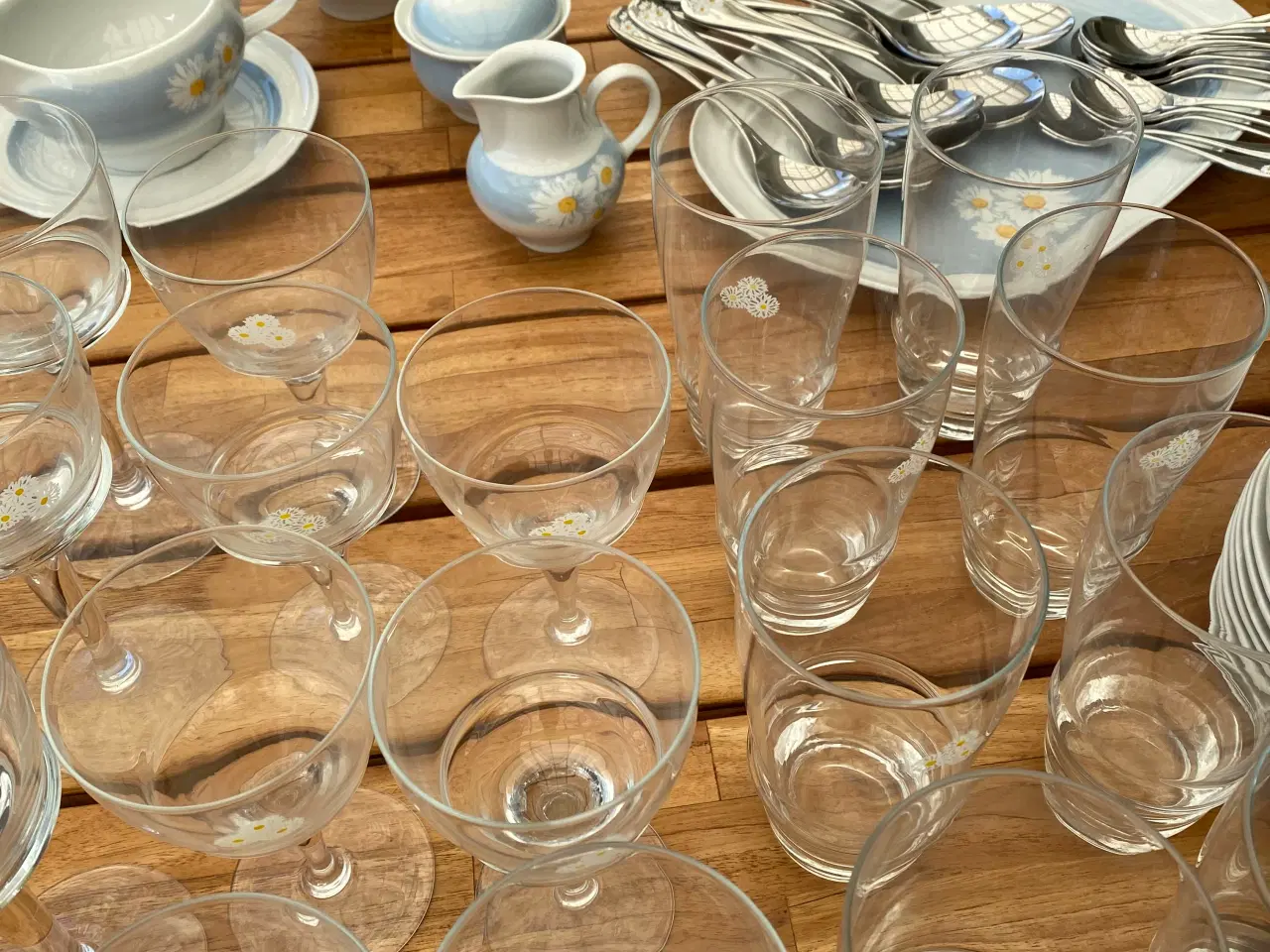 Billede 4 - Marguerite stel med kaffekopper, tallerkener m.m.