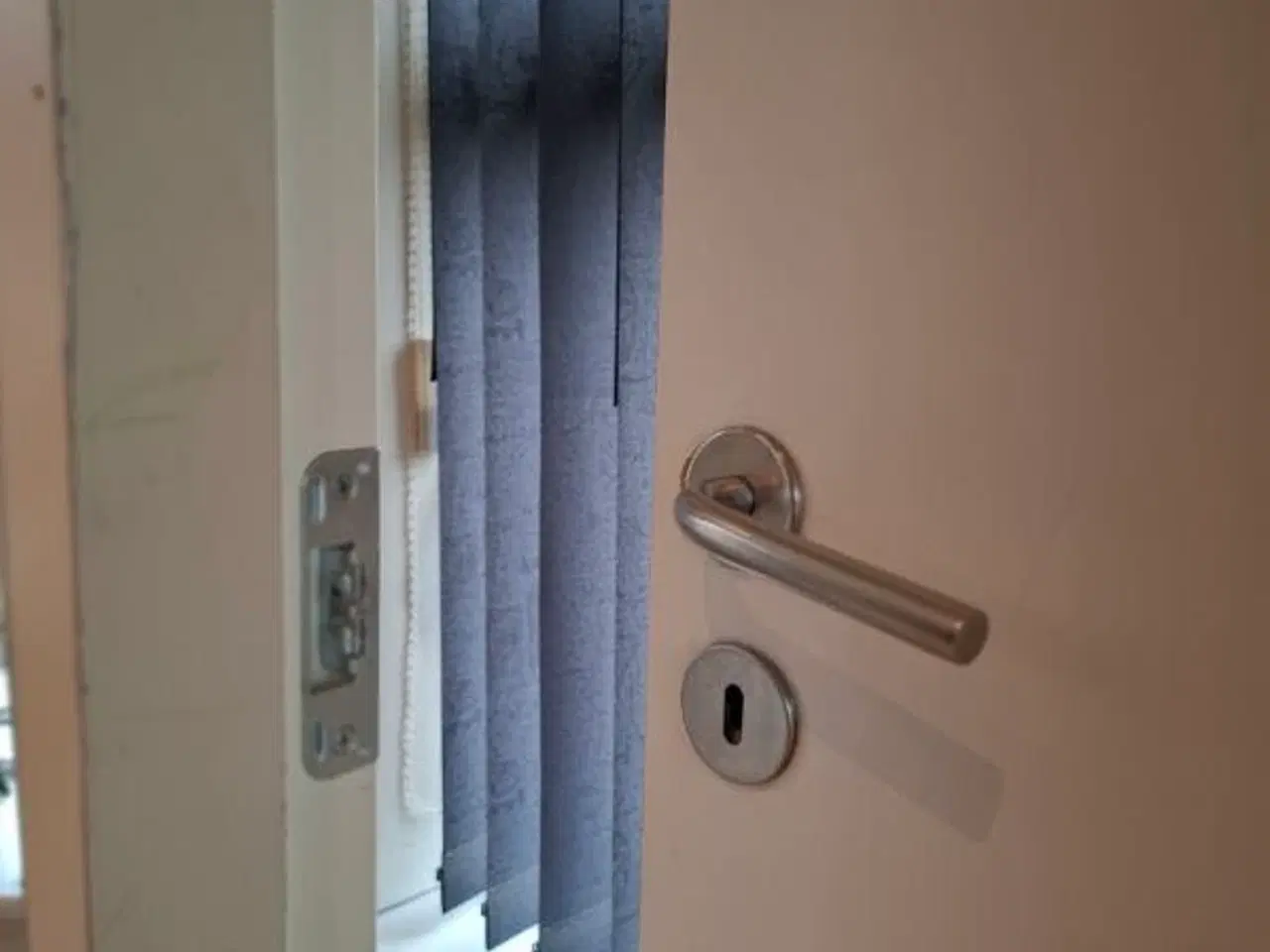 Billede 3 - Dør med karm uden greb sælges