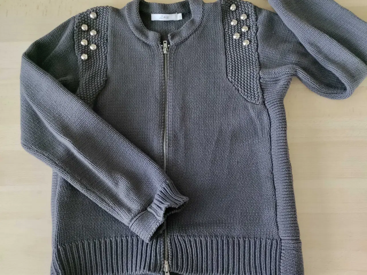 Billede 1 - Cardigan med nitter/sølv knapper str L