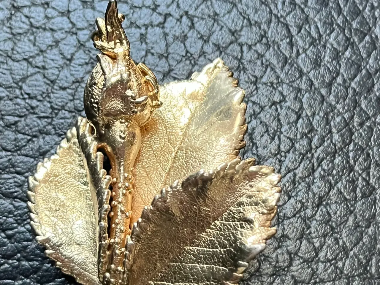Billede 1 - Flora Danica broche - rosenblad med knop