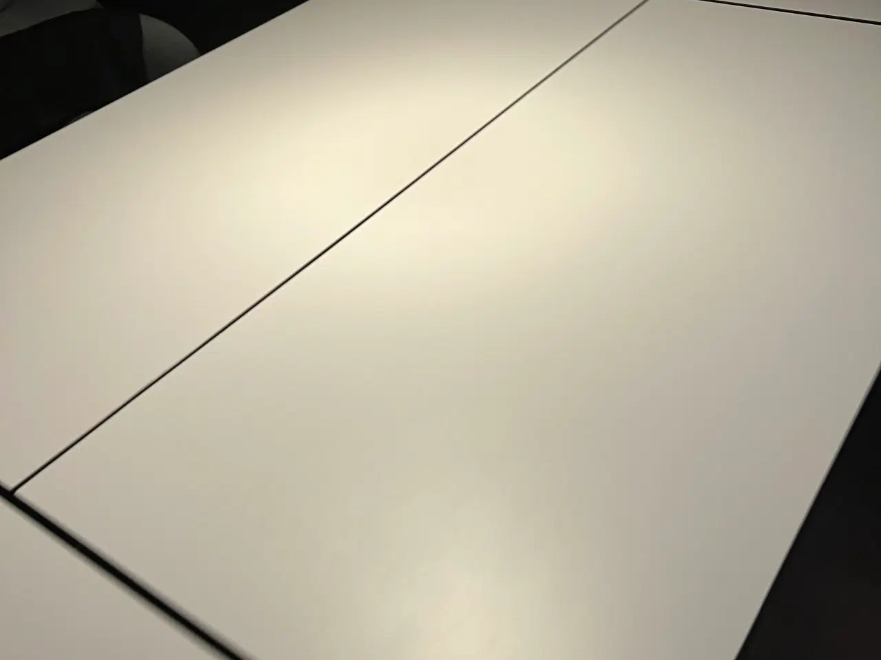 Billede 3 - Stort hvidt og sort spisebord og 6 stole