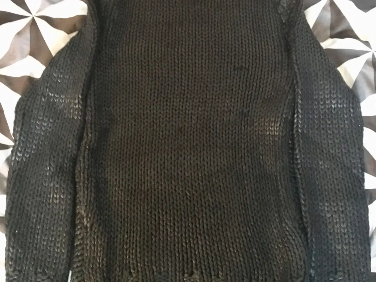 Billede 2 - Lækker sort sweater til salg 