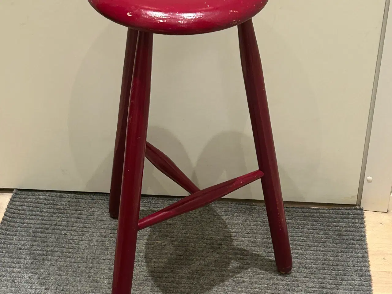 Billede 2 - Vintage rød barstol skammel i træ – 69 cm