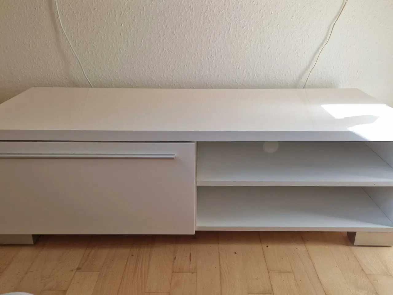 Billede 1 - JYSK AAKIRKEBY TV-bord i hvid højglans – pæn stand